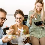 Mitarbeiterverpflegung neu gedacht - für eine entspannte Mittagspause - Mitarbeiter-Benefits spielen eine zentrale Rolle, wenn es um Mitarbeiterbindung, Arbeitgeberattraktivität oder um die Herausforderung der Vereinfachung von Verwaltungsabläufen geht.